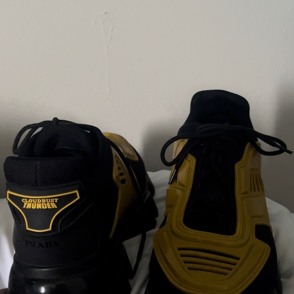 Pradas OG size 10 Falta de uso y originalmente soy size 9 - Picture 3 of 3